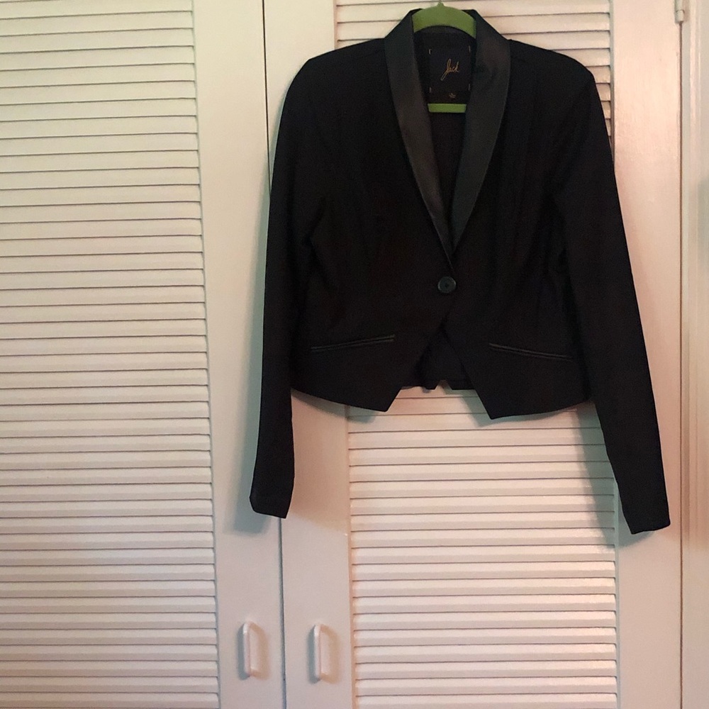 Black cropped blazer
